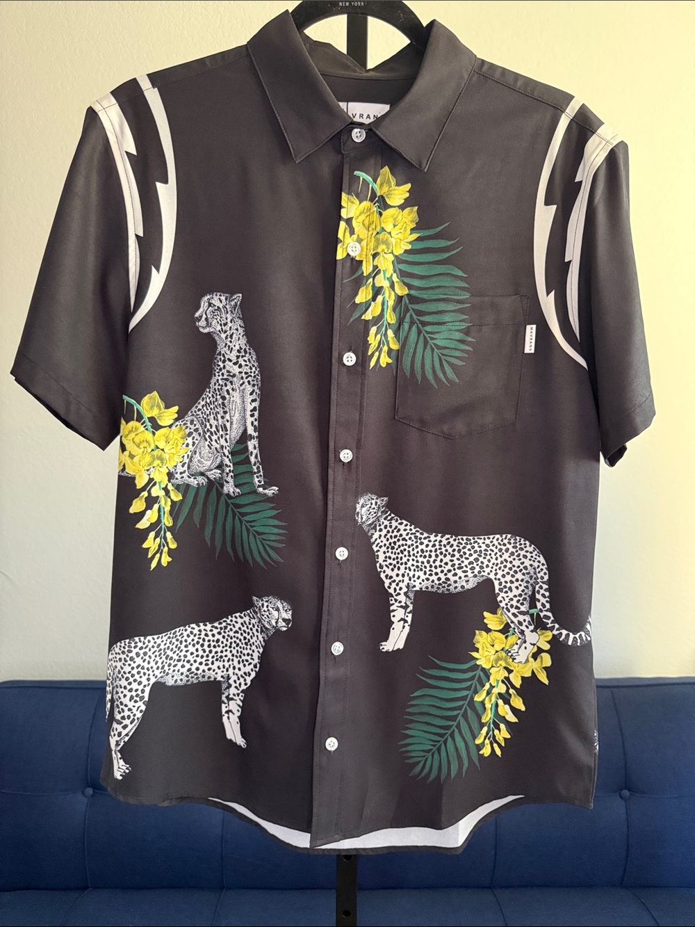 New MAVRANS Black Floral & Leopard Short-Sleeve Button-Up Shirt size Medium